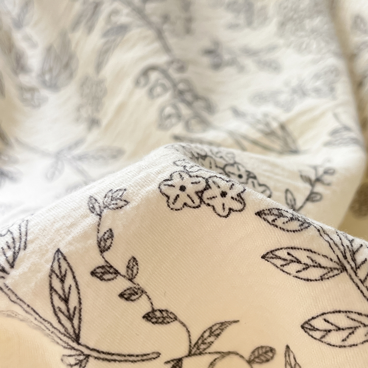 91家纺网 家纺一手货源 找家纺 格真 2025秋冬新款110克高克重提花加厚皱皱纱双层纱四件套双面印花 草木集黄