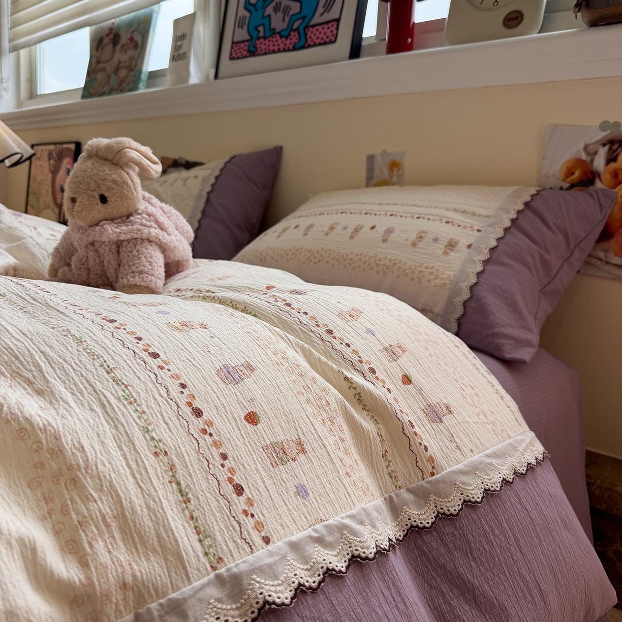 91家纺网 家纺一手货源 找家纺 水墨江南 2025新款云感皱皱纱全棉花边四件套-场景二 花边款-快乐小兔