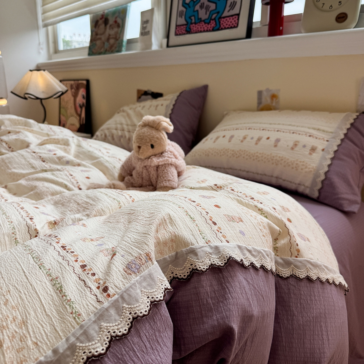 91家纺网 家纺一手货源 找家纺 水墨江南 2025新款云感皱皱纱全棉花边四件套-场景二 花边款-快乐小兔