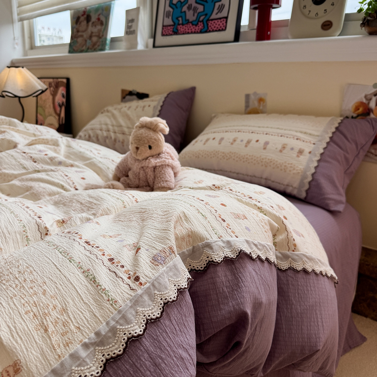 91家纺网 家纺一手货源 找家纺 水墨江南 2025新款云感皱皱纱全棉花边四件套-场景二 花边款-快乐小兔