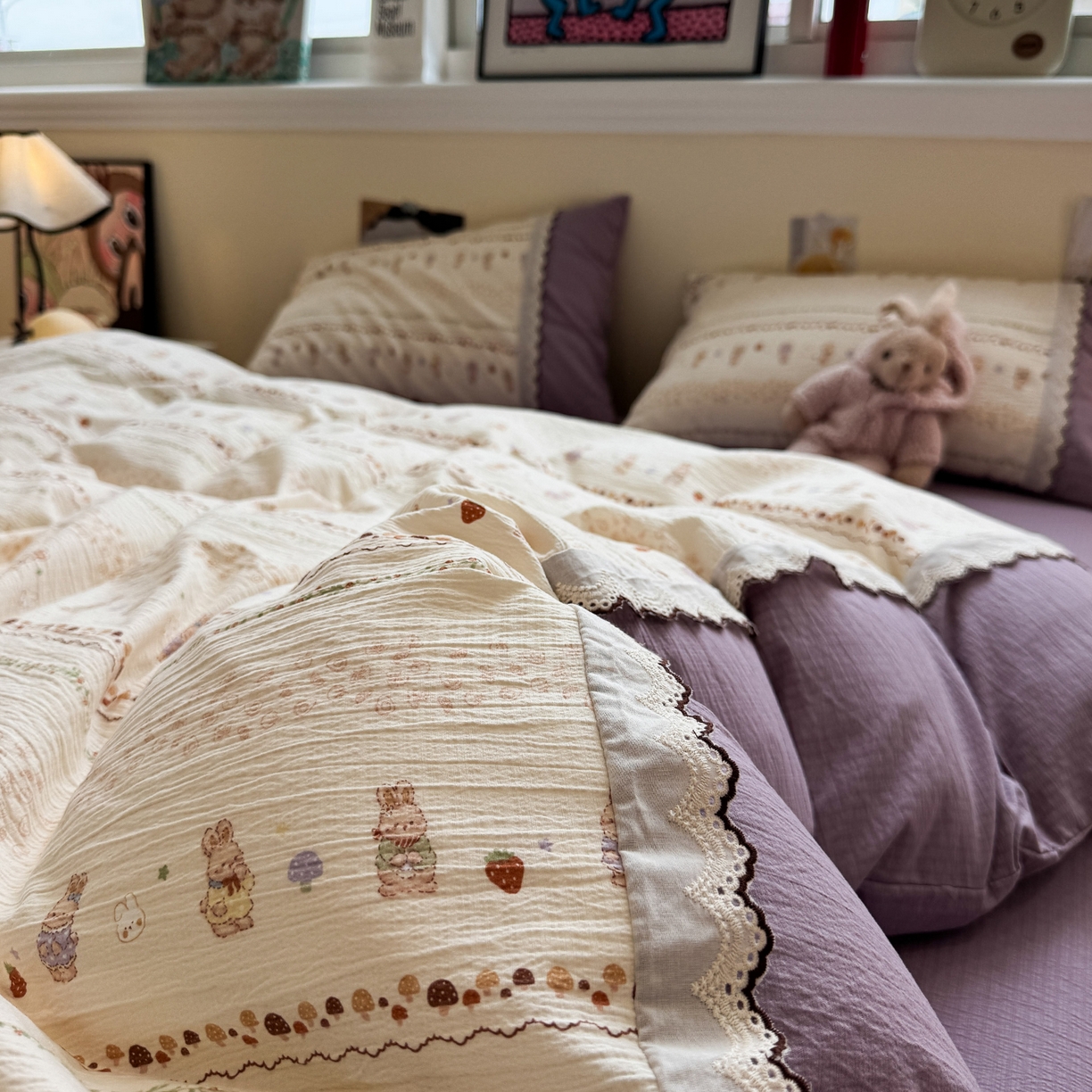 91家纺网 家纺一手货源 找家纺 水墨江南 2025新款云感皱皱纱全棉花边四件套-场景二 花边款-快乐小兔