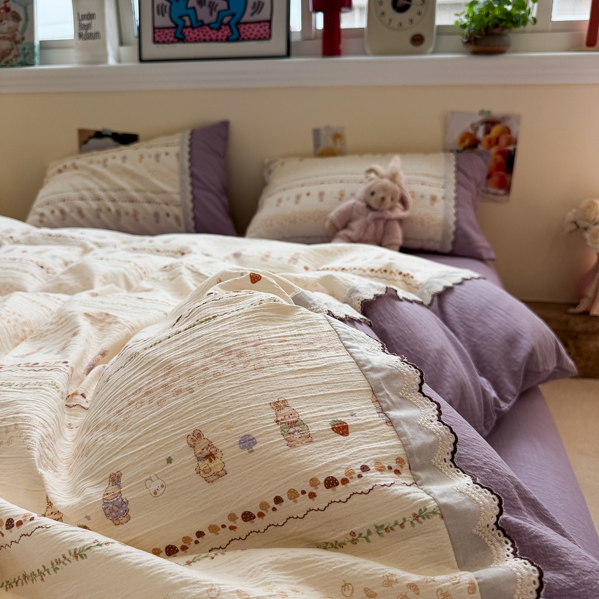 91家纺网 家纺一手货源 找家纺 水墨江南 2025新款云感皱皱纱全棉花边四件套-场景二 花边款-快乐小兔