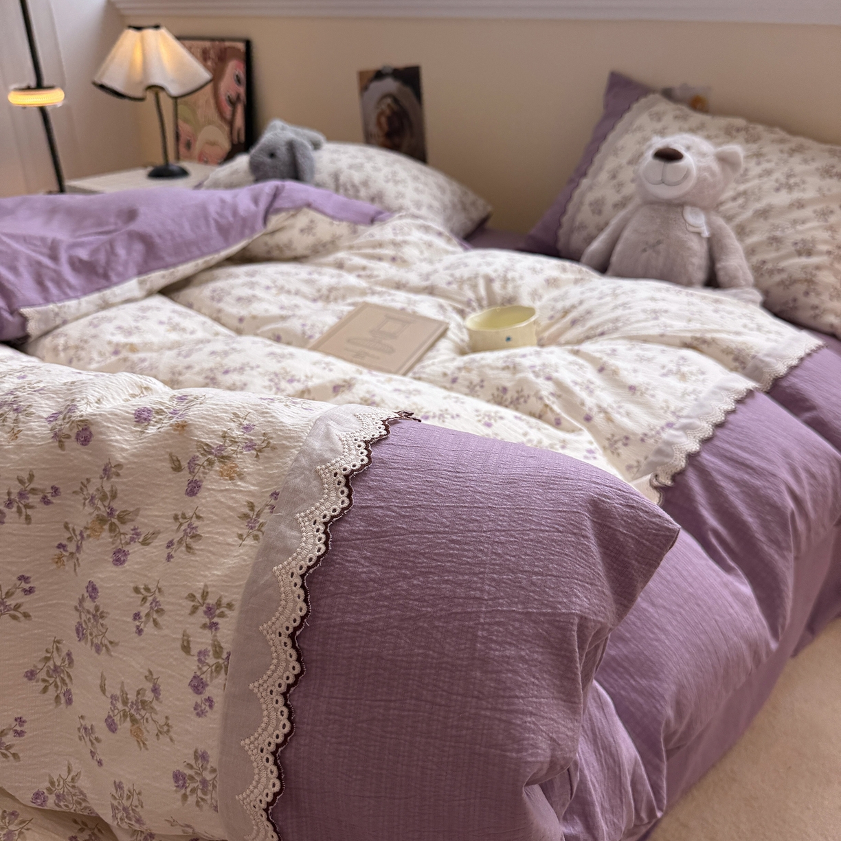 91家纺网 家纺一手货源 找家纺 水墨江南 2025新款云感皱皱纱全棉花边四件套-场景二 花边款-浪漫花枝