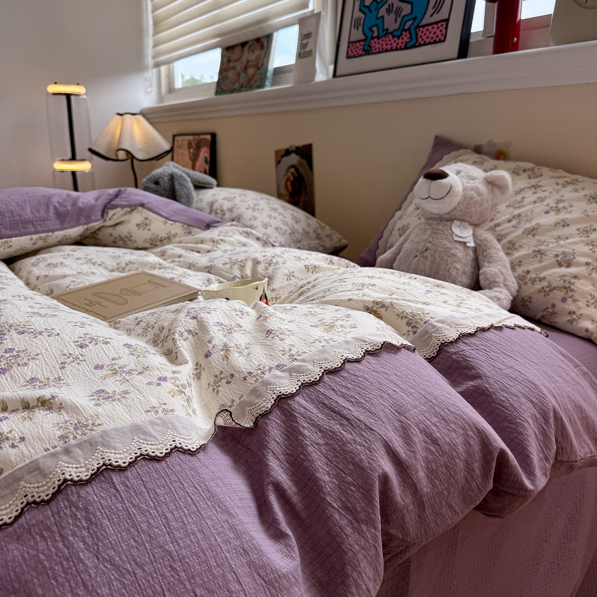 91家纺网 家纺一手货源 找家纺 水墨江南 2025新款云感皱皱纱全棉花边四件套-场景二 花边款-浪漫花枝