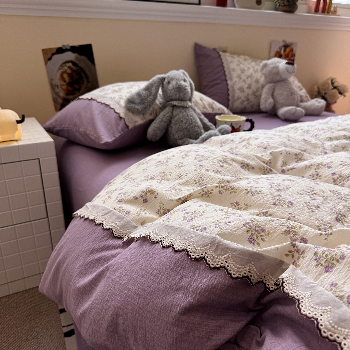 91家纺网 家纺一手货源 找家纺 水墨江南 2025新款云感皱皱纱全棉花边四件套-场景二 花边款-浪漫花枝