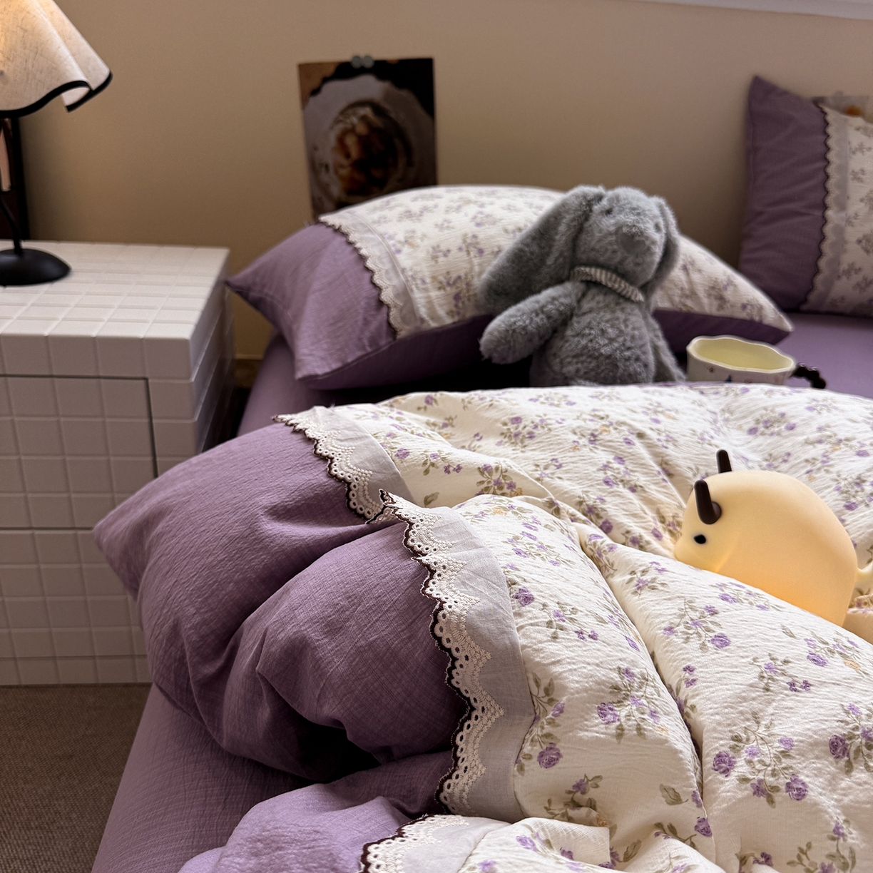 91家纺网 家纺一手货源 找家纺 水墨江南 2025新款云感皱皱纱全棉花边四件套-场景二 花边款-浪漫花枝