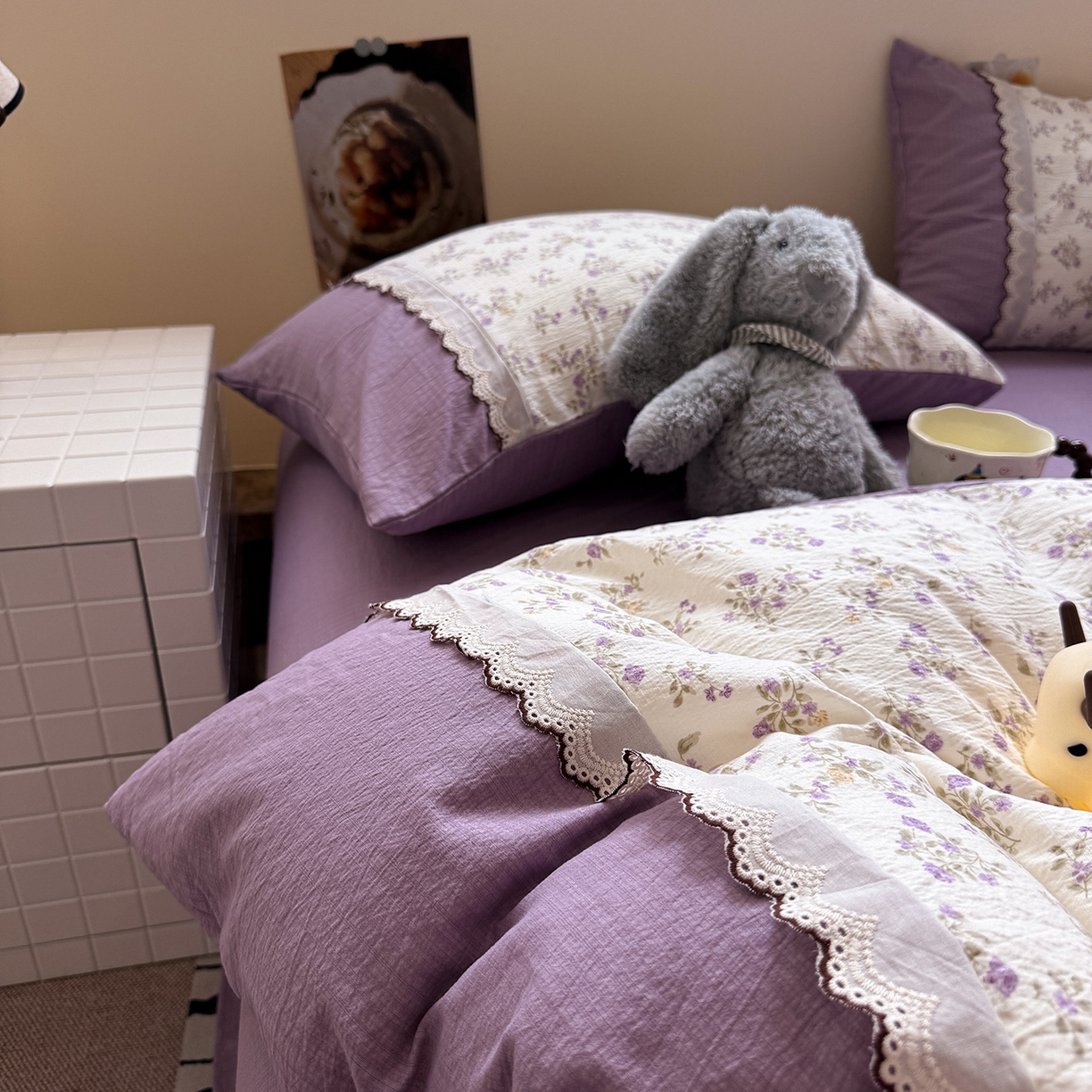 91家纺网 家纺一手货源 找家纺 水墨江南 2025新款云感皱皱纱全棉花边四件套-场景二 花边款-浪漫花枝