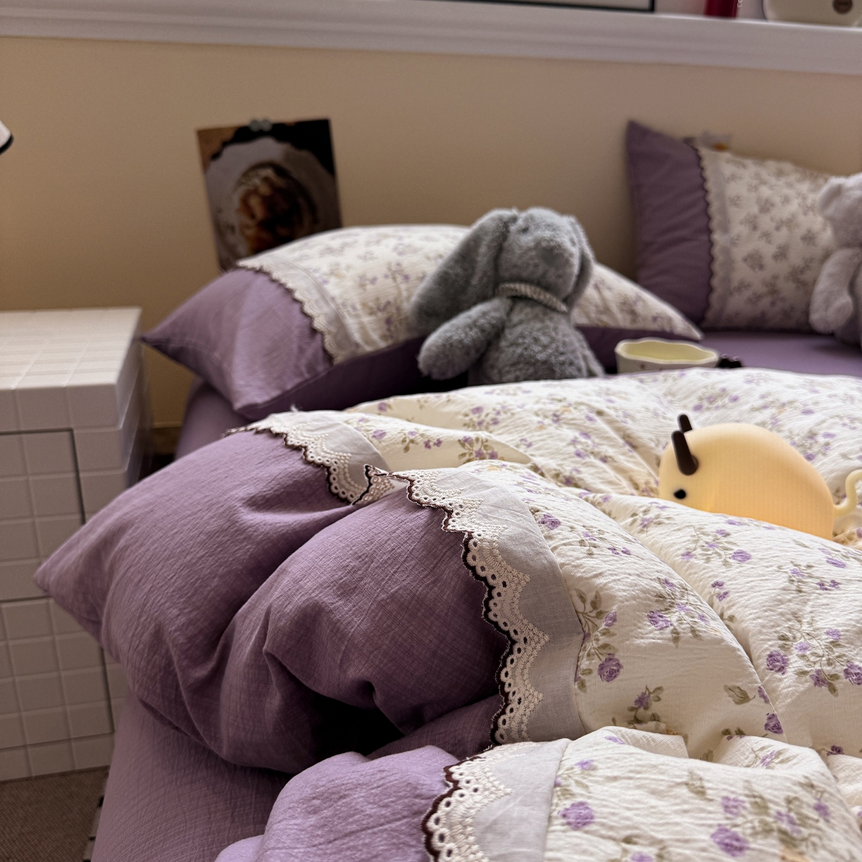 91家纺网 家纺一手货源 找家纺 水墨江南 2025新款云感皱皱纱全棉花边四件套-场景二 花边款-浪漫花枝