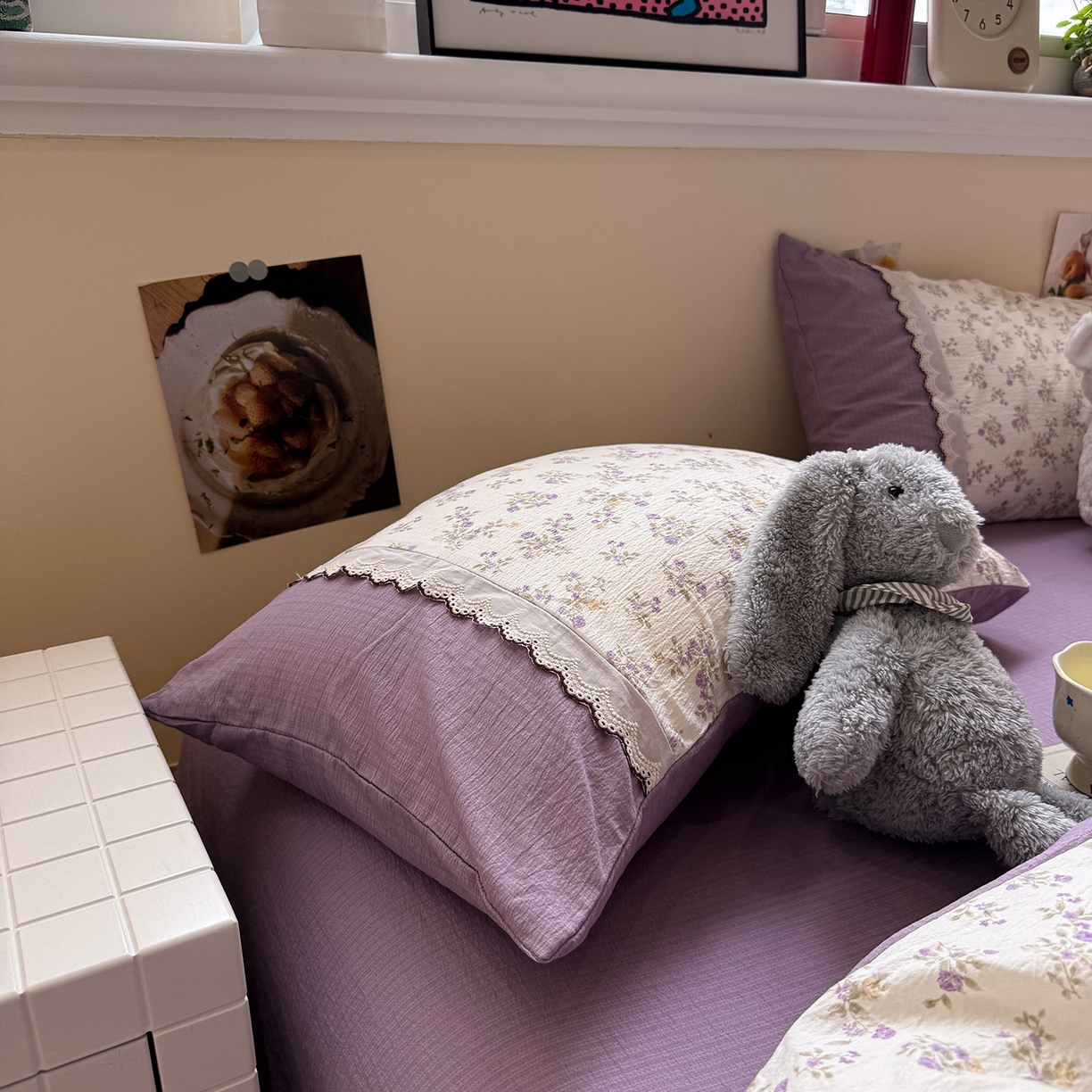 91家纺网 家纺一手货源 找家纺 水墨江南 2025新款云感皱皱纱全棉花边四件套-场景二 花边款-浪漫花枝