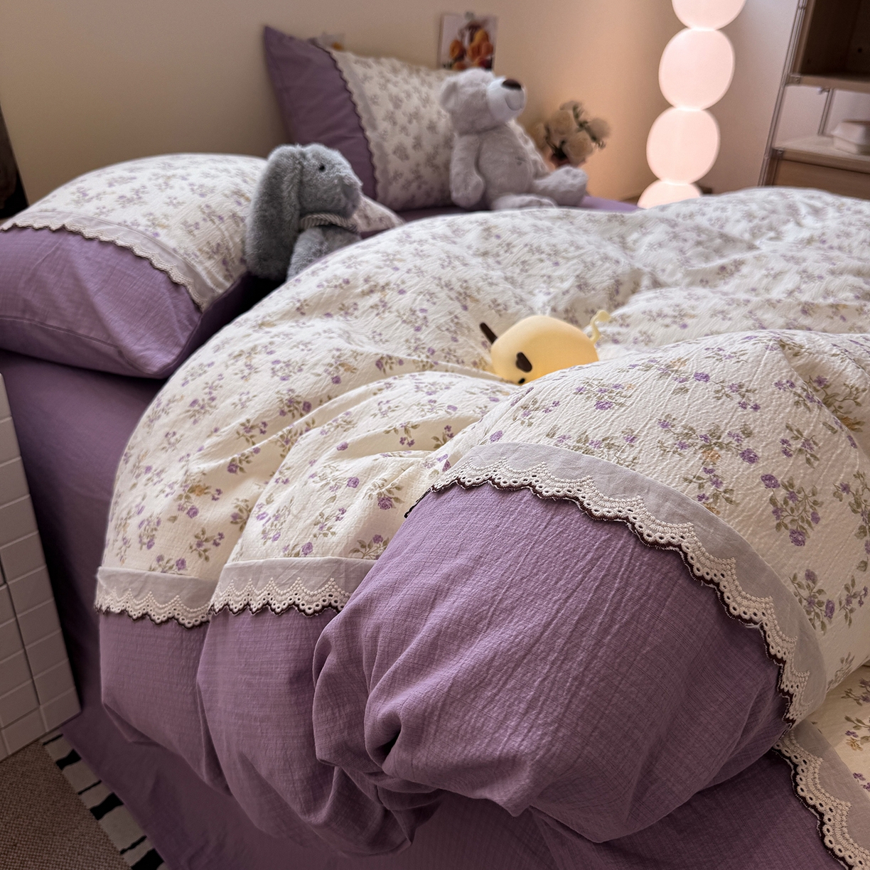 91家纺网 家纺一手货源 找家纺 水墨江南 2025新款云感皱皱纱全棉花边四件套-场景二 花边款-浪漫花枝