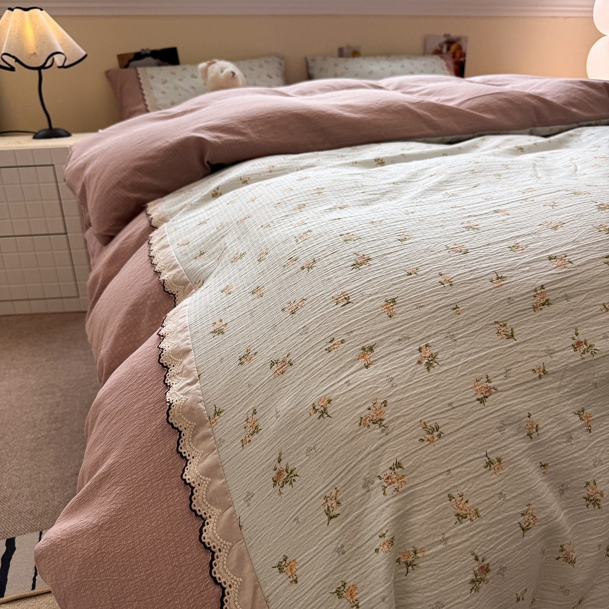 91家纺网 家纺一手货源 找家纺 水墨江南 2025新款云感皱皱纱全棉花边四件套-场景二 花边款-铃兰花