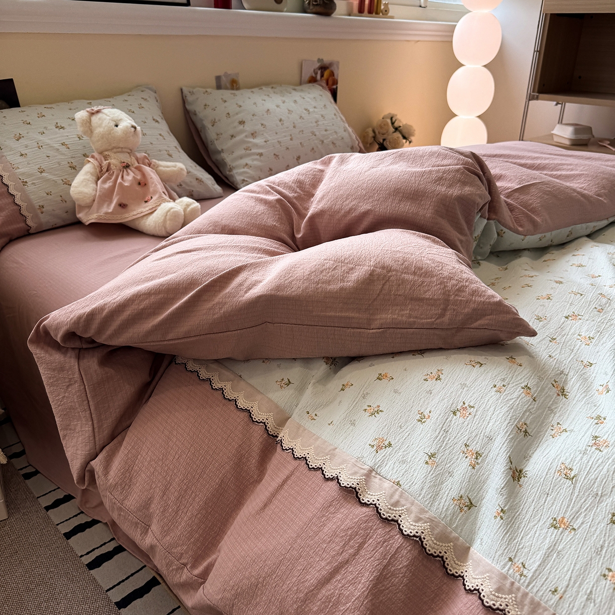 91家纺网 家纺一手货源 找家纺 水墨江南 2025新款云感皱皱纱全棉花边四件套-场景二 花边款-铃兰花