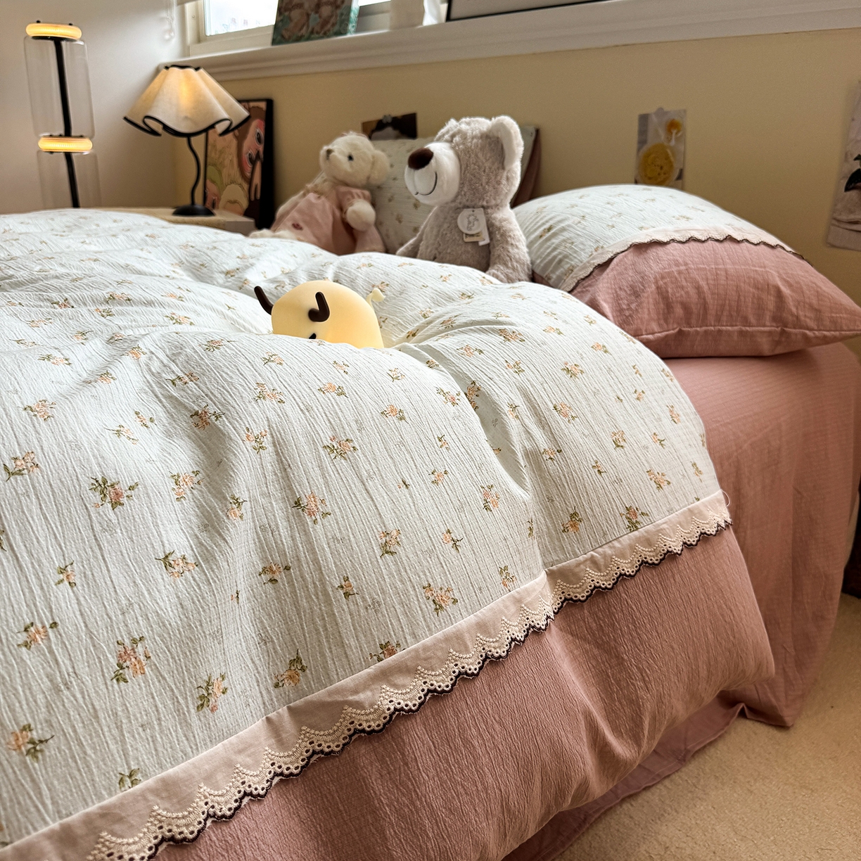 91家纺网 家纺一手货源 找家纺 水墨江南 2025新款云感皱皱纱全棉花边四件套-场景二 花边款-铃兰花