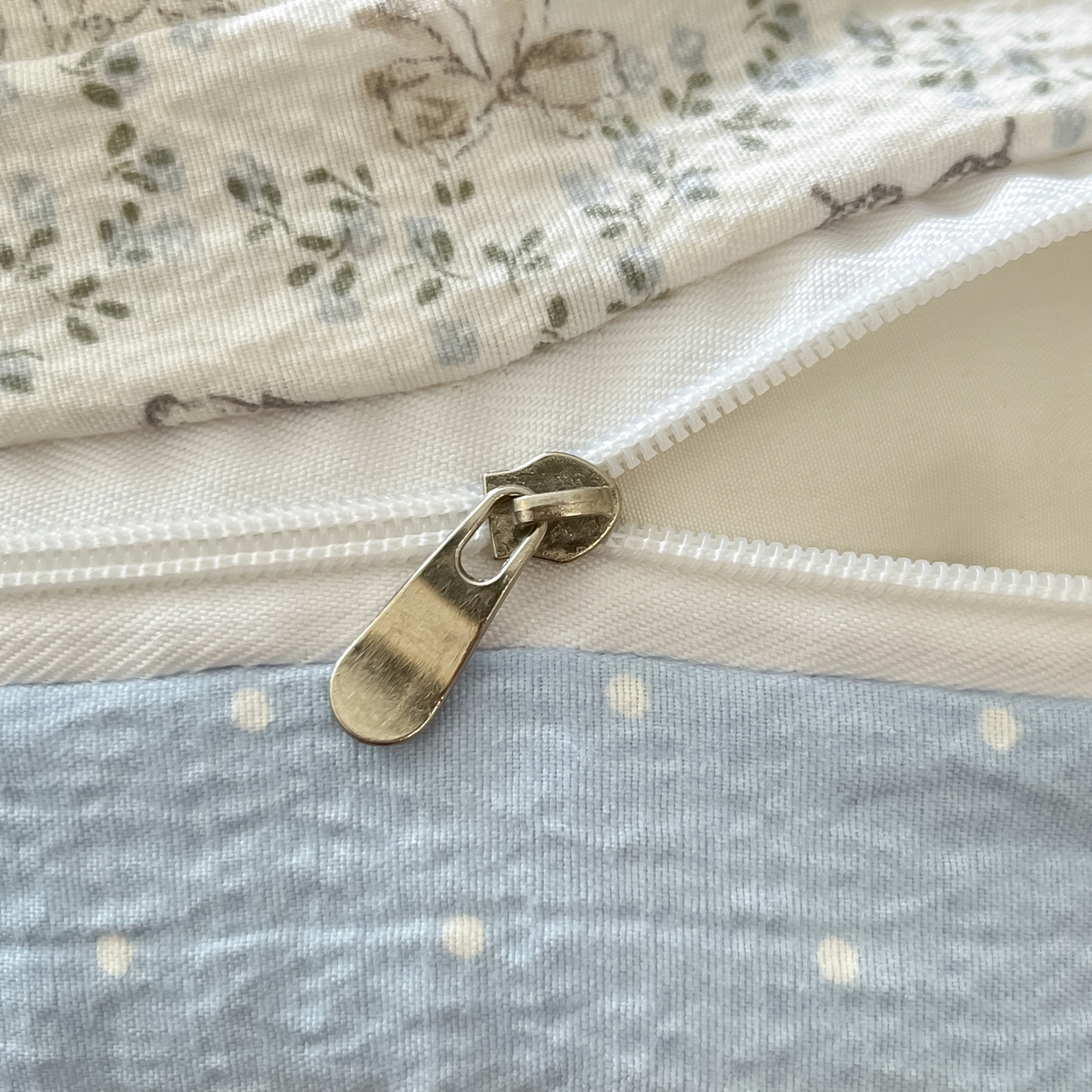 91家纺网 家纺一手货源 找家纺 格真 2025秋冬新款110克高克重提花加厚皱皱纱双层纱四件套双面印花 蝴蝶印记