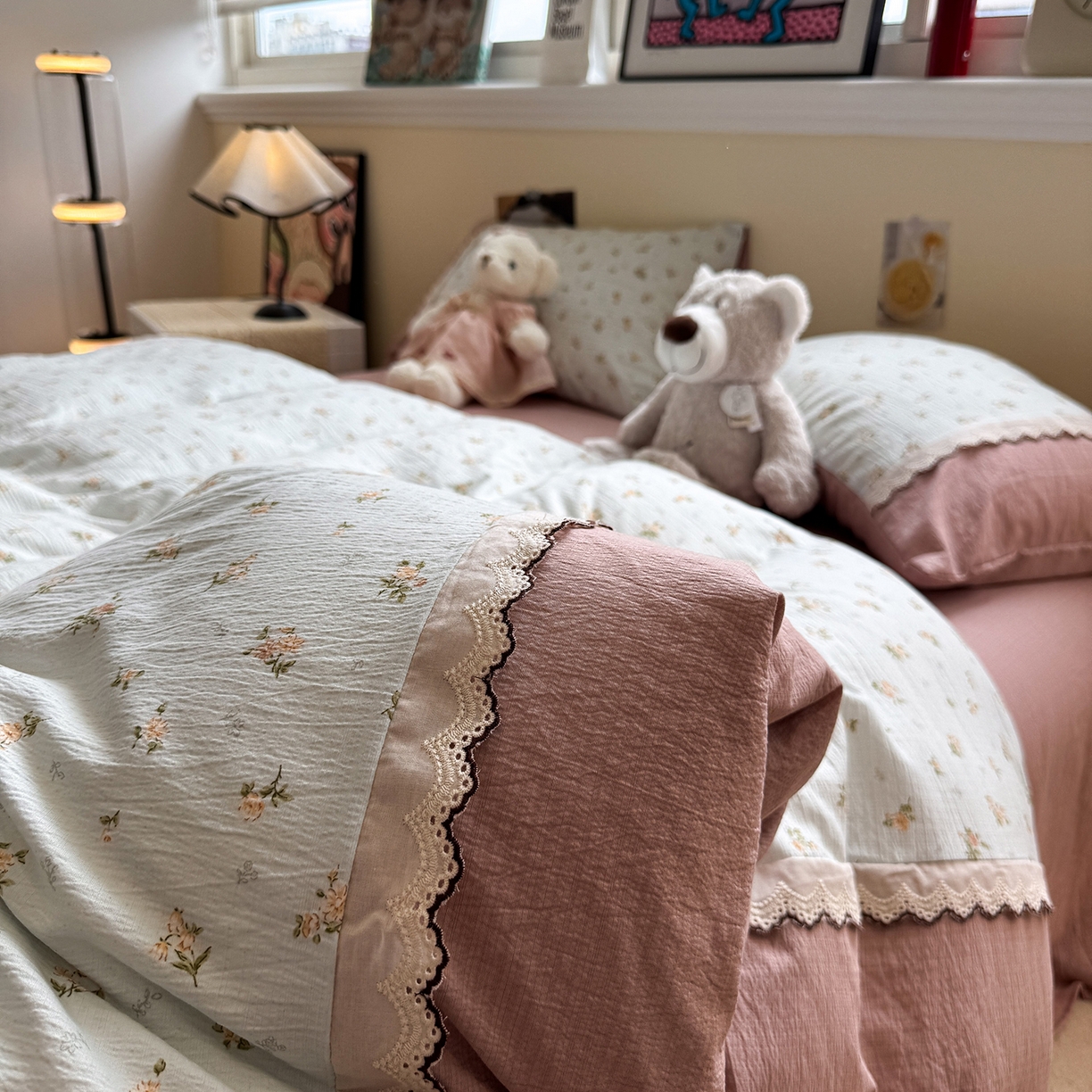 91家纺网 家纺一手货源 找家纺 水墨江南 2025新款云感皱皱纱全棉花边四件套-场景二 花边款-铃兰花