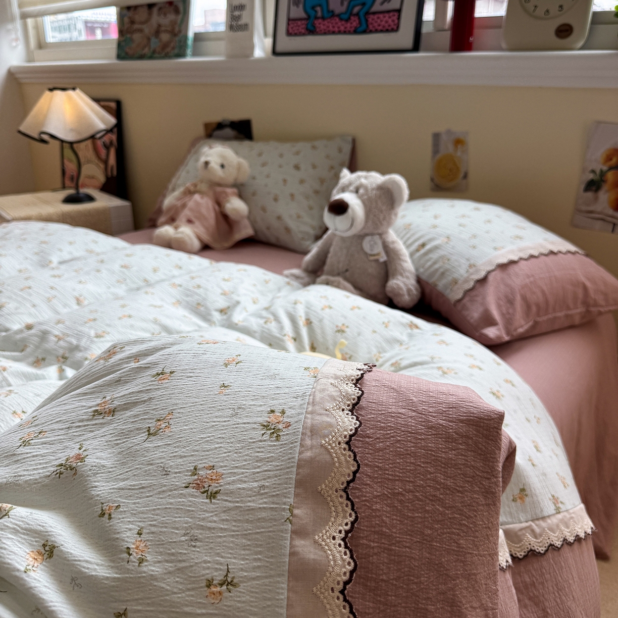 91家纺网 家纺一手货源 找家纺 水墨江南 2025新款云感皱皱纱全棉花边四件套-场景二 花边款-铃兰花