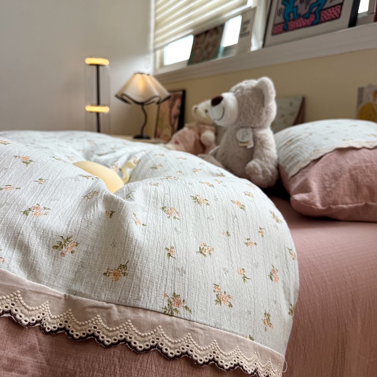 91家纺网 家纺一手货源 找家纺 水墨江南 2025新款云感皱皱纱全棉花边四件套-场景二 花边款-铃兰花