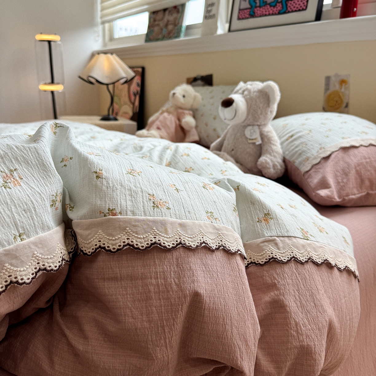 91家纺网 家纺一手货源 找家纺 水墨江南 2025新款云感皱皱纱全棉花边四件套-场景二 花边款-铃兰花