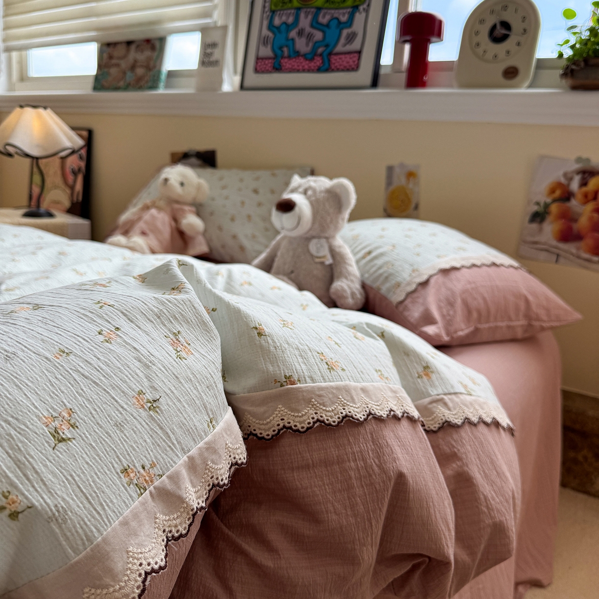 91家纺网 家纺一手货源 找家纺 水墨江南 2025新款云感皱皱纱全棉花边四件套-场景二 花边款-铃兰花