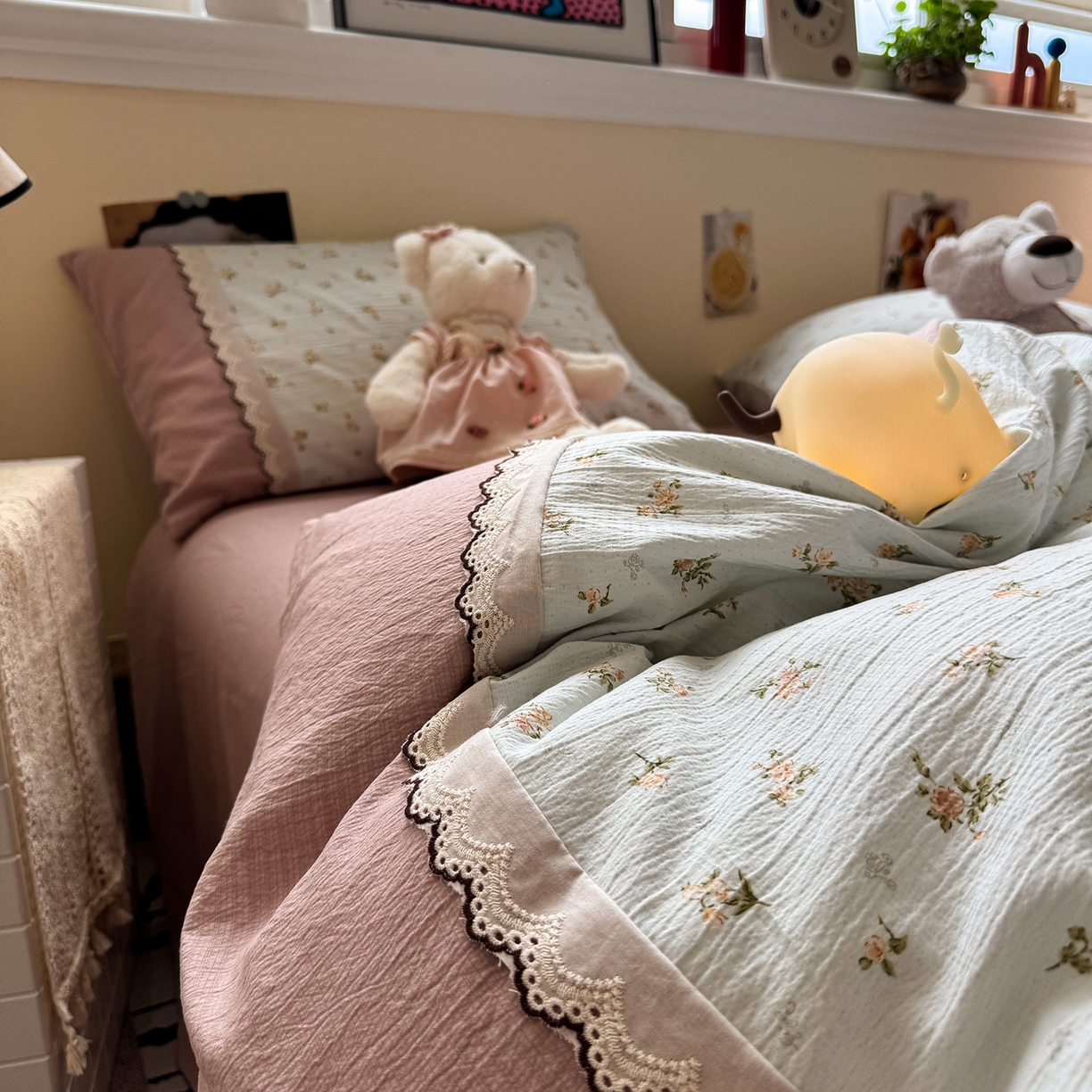 91家纺网 家纺一手货源 找家纺 水墨江南 2025新款云感皱皱纱全棉花边四件套-场景二 花边款-铃兰花