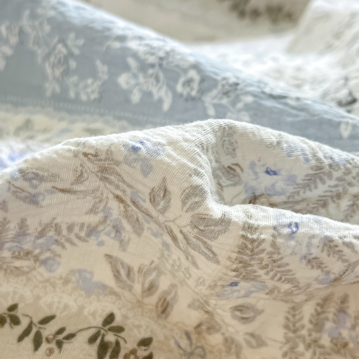 91家纺网 家纺一手货源 找家纺 格真 2025秋冬新款110克高克重提花加厚皱皱纱双层纱四件套双面印花 蝴蝶印记