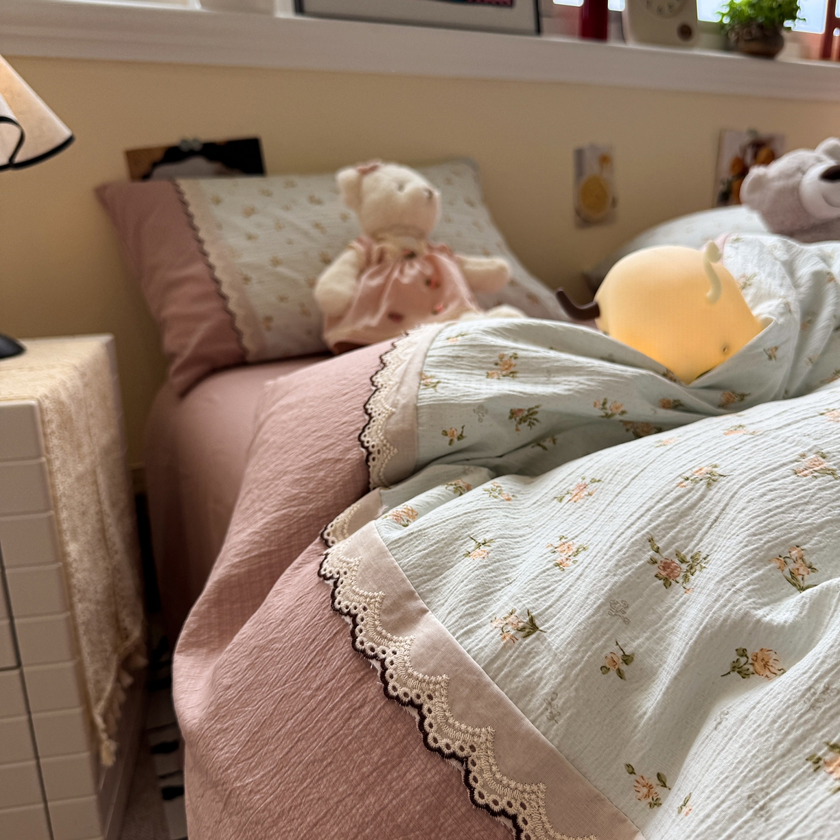 91家纺网 家纺一手货源 找家纺 水墨江南 2025新款云感皱皱纱全棉花边四件套-场景二 花边款-铃兰花