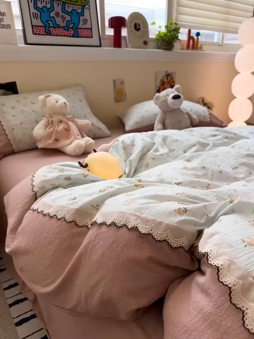 91家纺网 家纺一手货源 找家纺 水墨江南 2025新款云感皱皱纱全棉花边四件套-场景二 花边款-铃兰花