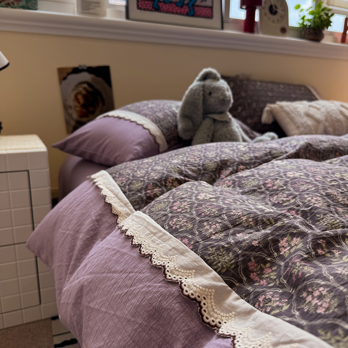 91家纺网 家纺一手货源 找家纺 水墨江南 2025新款云感皱皱纱全棉花边四件套-场景二 花边款-秘境