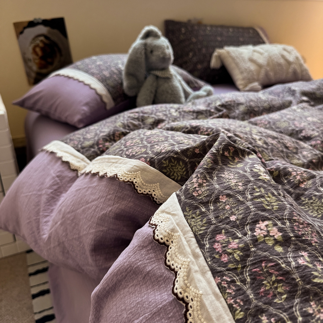 91家纺网 家纺一手货源 找家纺 水墨江南 2025新款云感皱皱纱全棉花边四件套-场景二 花边款-秘境