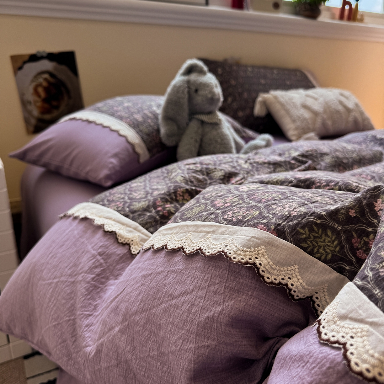 91家纺网 家纺一手货源 找家纺 水墨江南 2025新款云感皱皱纱全棉花边四件套-场景二 花边款-秘境