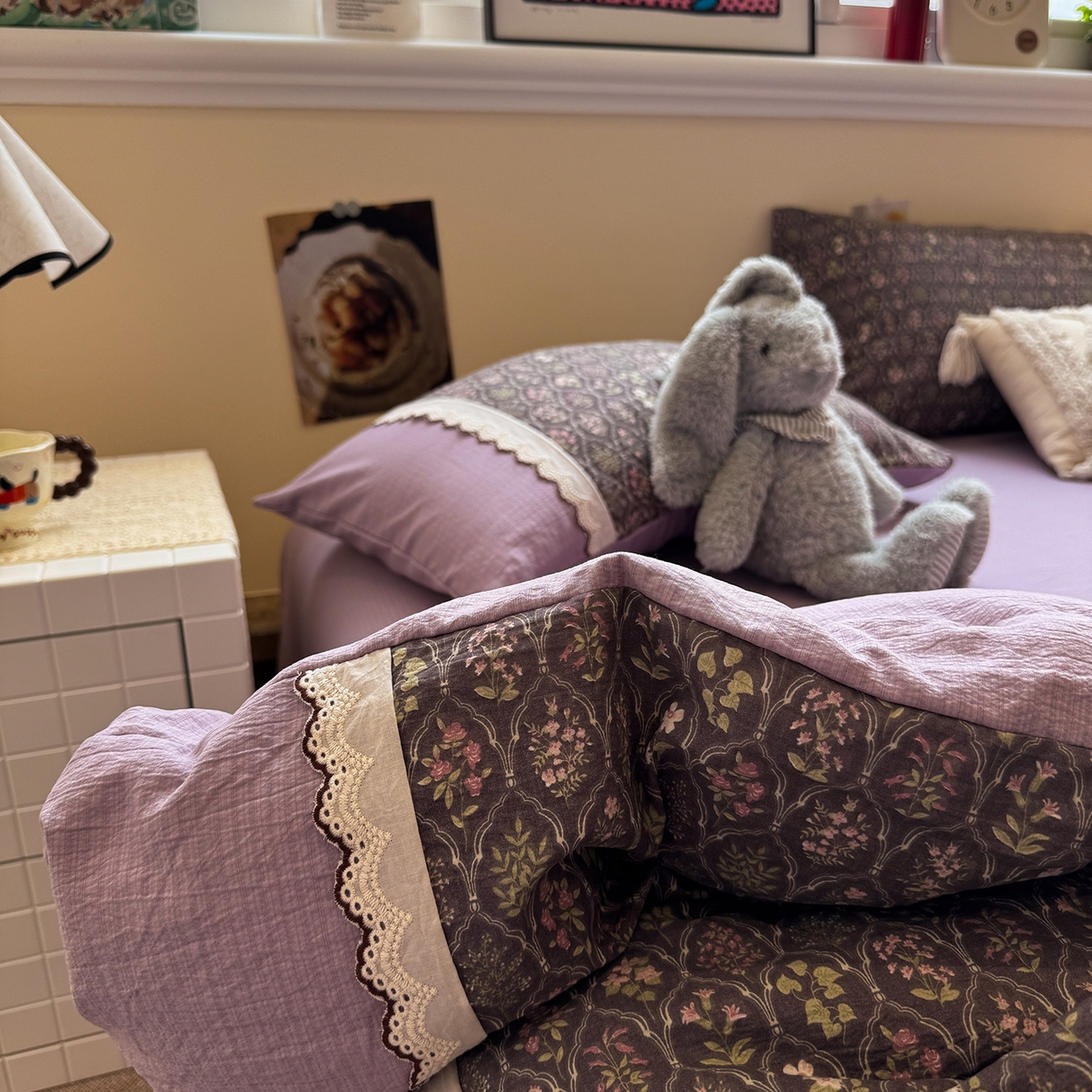 91家纺网 家纺一手货源 找家纺 水墨江南 2025新款云感皱皱纱全棉花边四件套-场景二 花边款-秘境