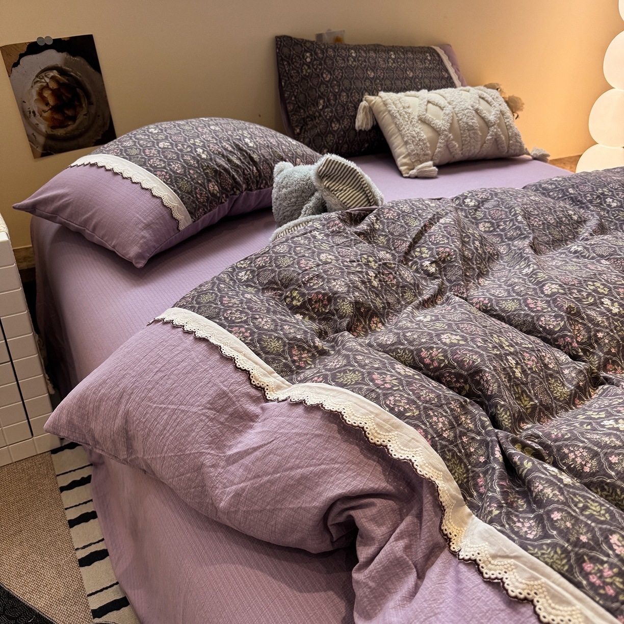 91家纺网 家纺一手货源 找家纺 水墨江南 2025新款云感皱皱纱全棉花边四件套-场景二 花边款-秘境