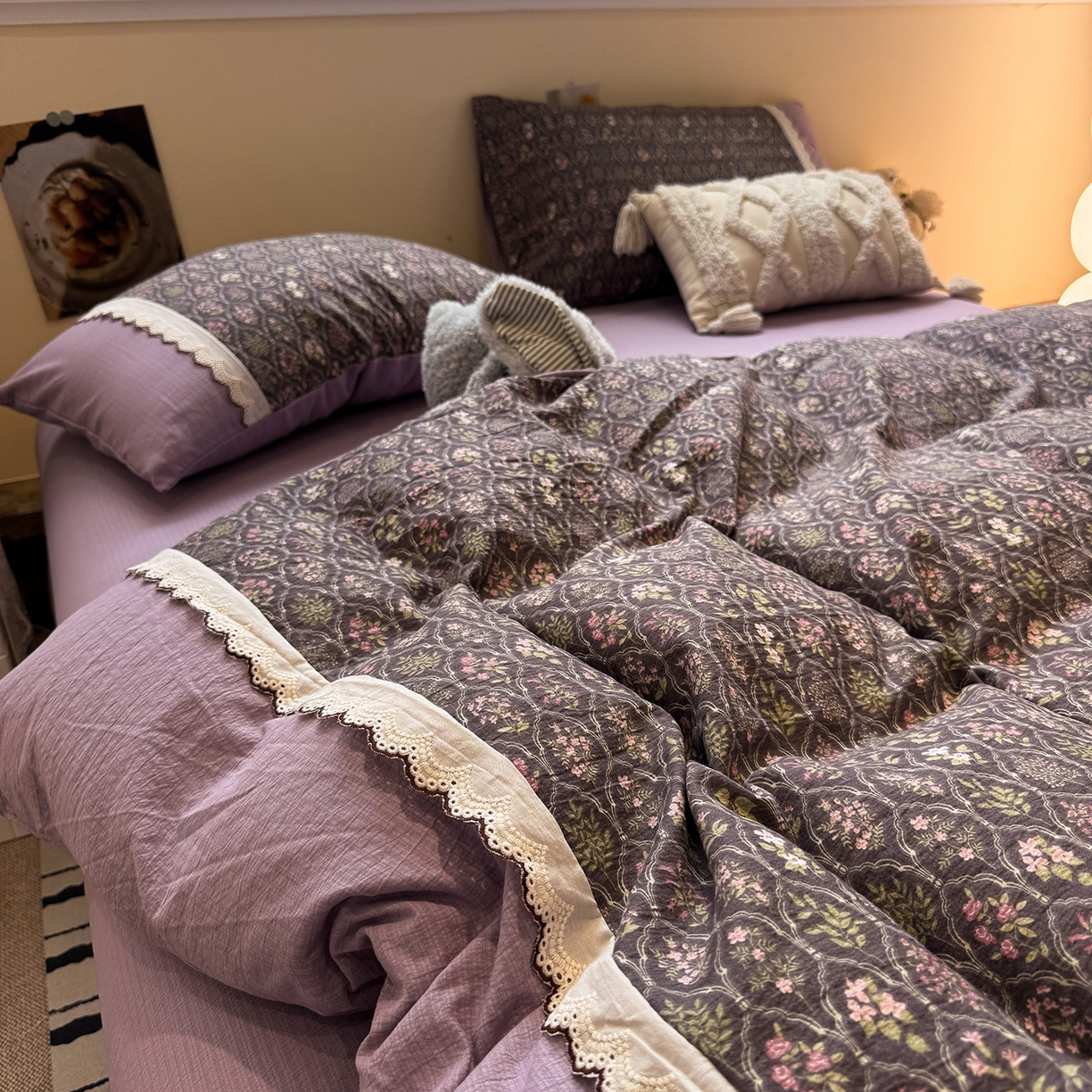 91家纺网 家纺一手货源 找家纺 水墨江南 2025新款云感皱皱纱全棉花边四件套-场景二 花边款-秘境