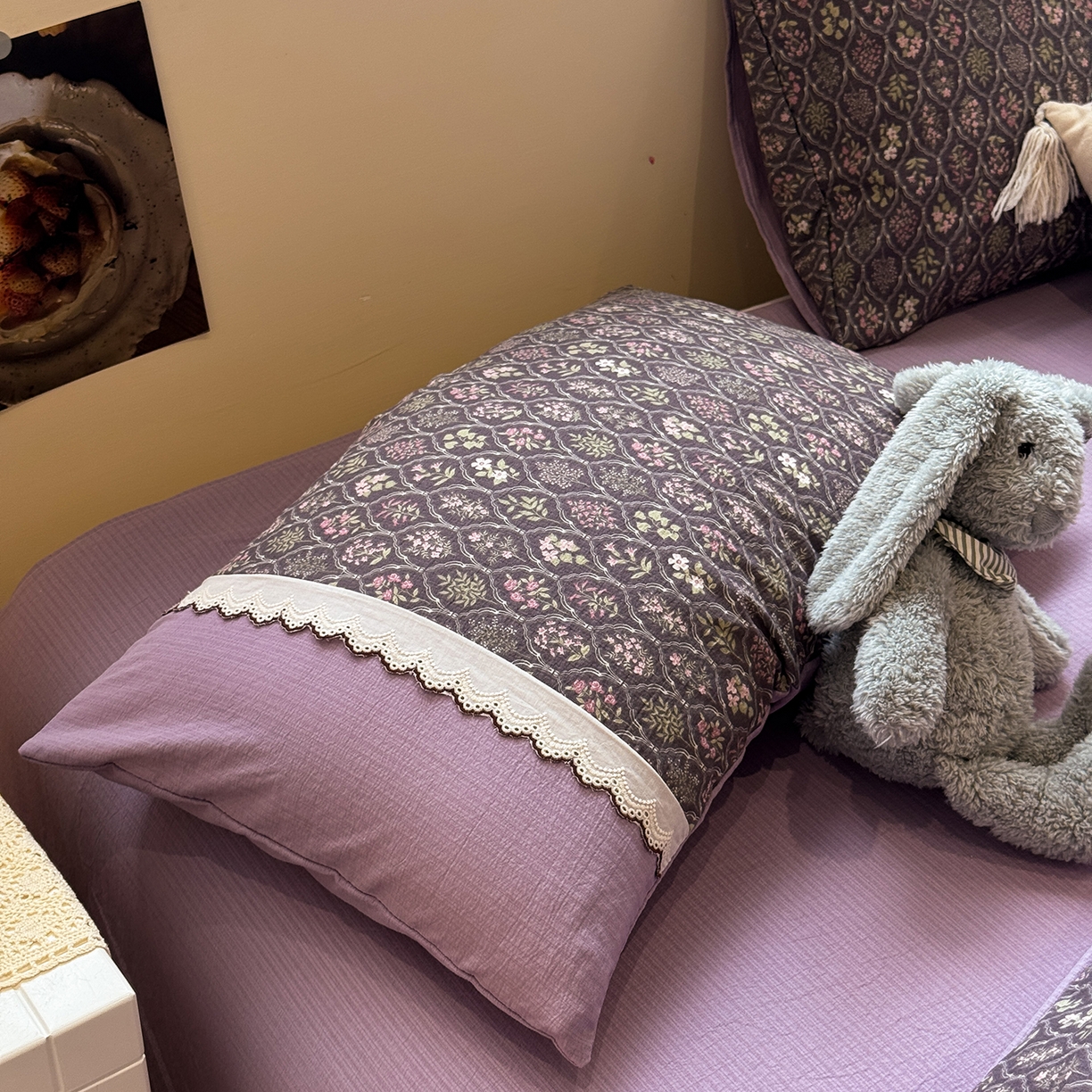 91家纺网 家纺一手货源 找家纺 水墨江南 2025新款云感皱皱纱全棉花边四件套-场景二 花边款-秘境