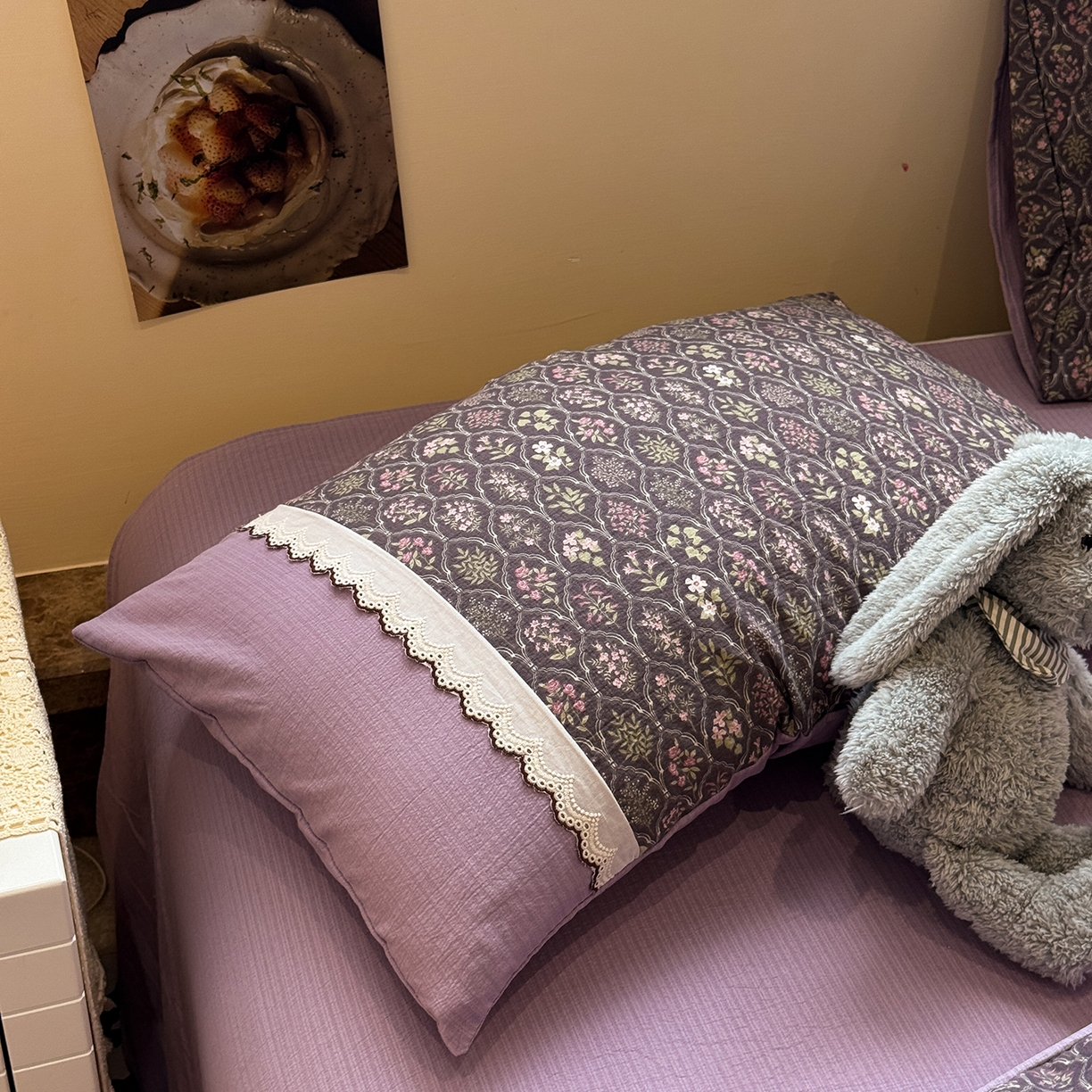 91家纺网 家纺一手货源 找家纺 水墨江南 2025新款云感皱皱纱全棉花边四件套-场景二 花边款-秘境