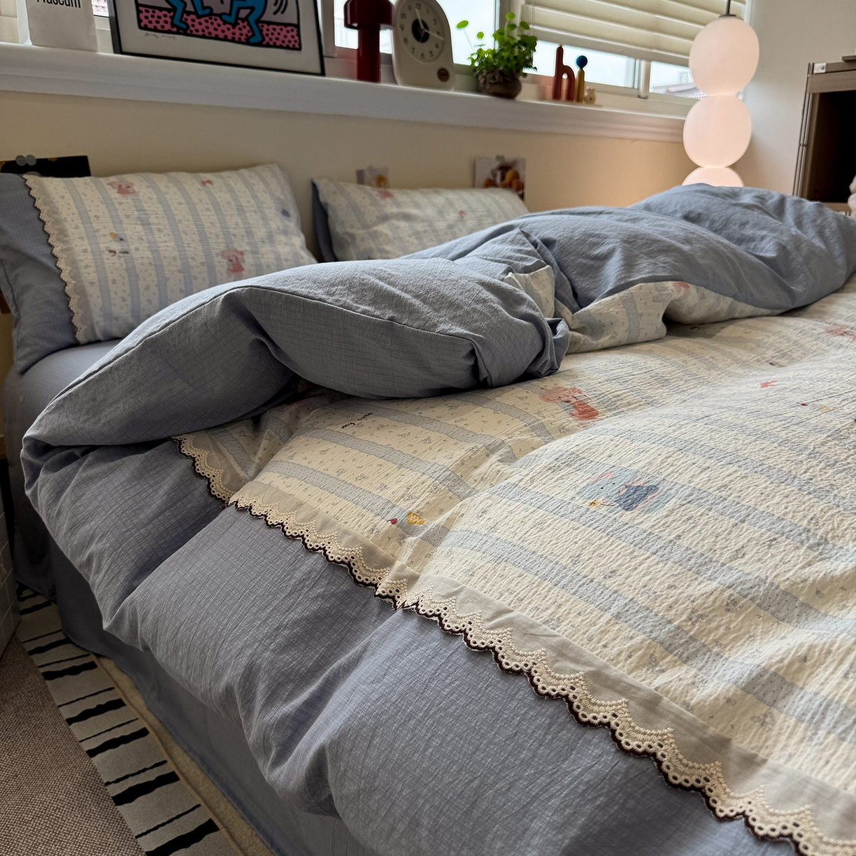 91家纺网 家纺一手货源 找家纺 水墨江南 2025新款云感皱皱纱全棉花边四件套-场景二 花边款-绒绒象