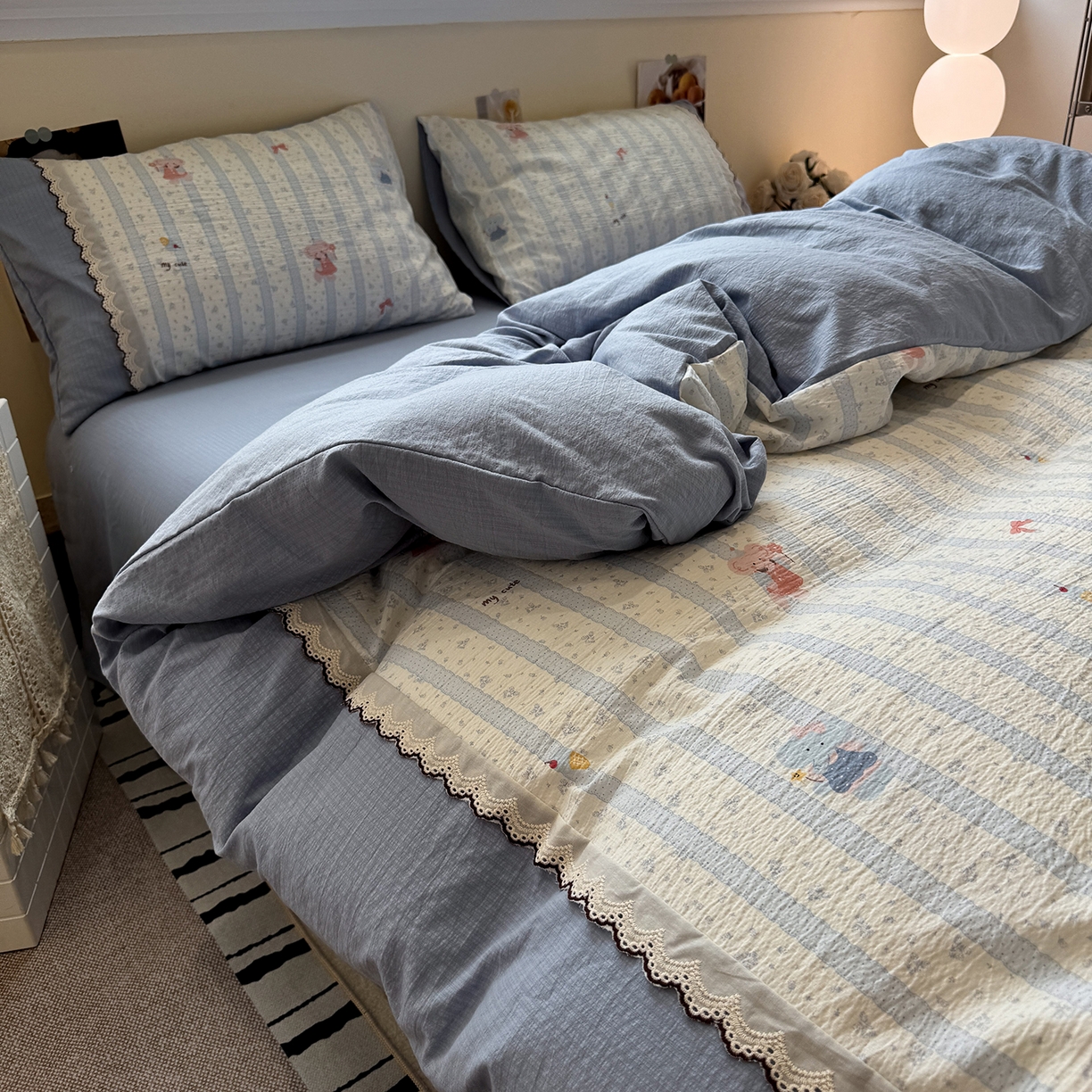 91家纺网 家纺一手货源 找家纺 水墨江南 2025新款云感皱皱纱全棉花边四件套-场景二 花边款-绒绒象