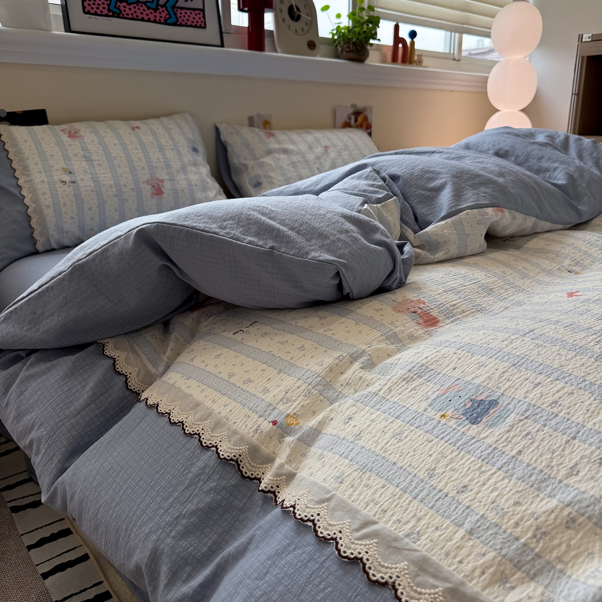 91家纺网 家纺一手货源 找家纺 水墨江南 2025新款云感皱皱纱全棉花边四件套-场景二 花边款-绒绒象