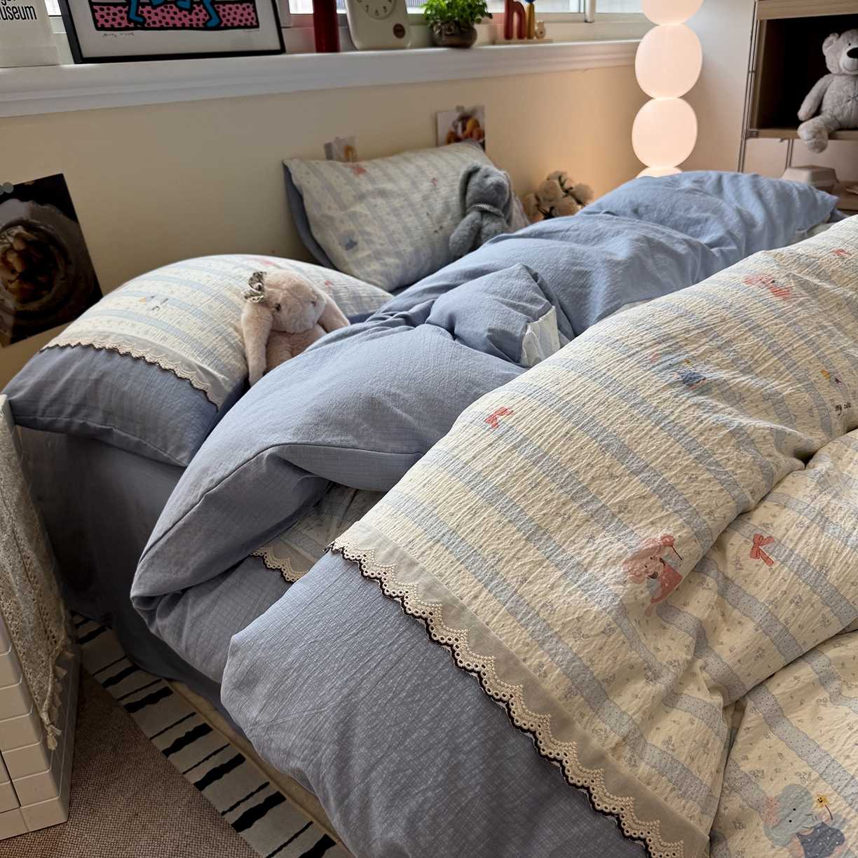 91家纺网 家纺一手货源 找家纺 水墨江南 2025新款云感皱皱纱全棉花边四件套-场景二 花边款-绒绒象