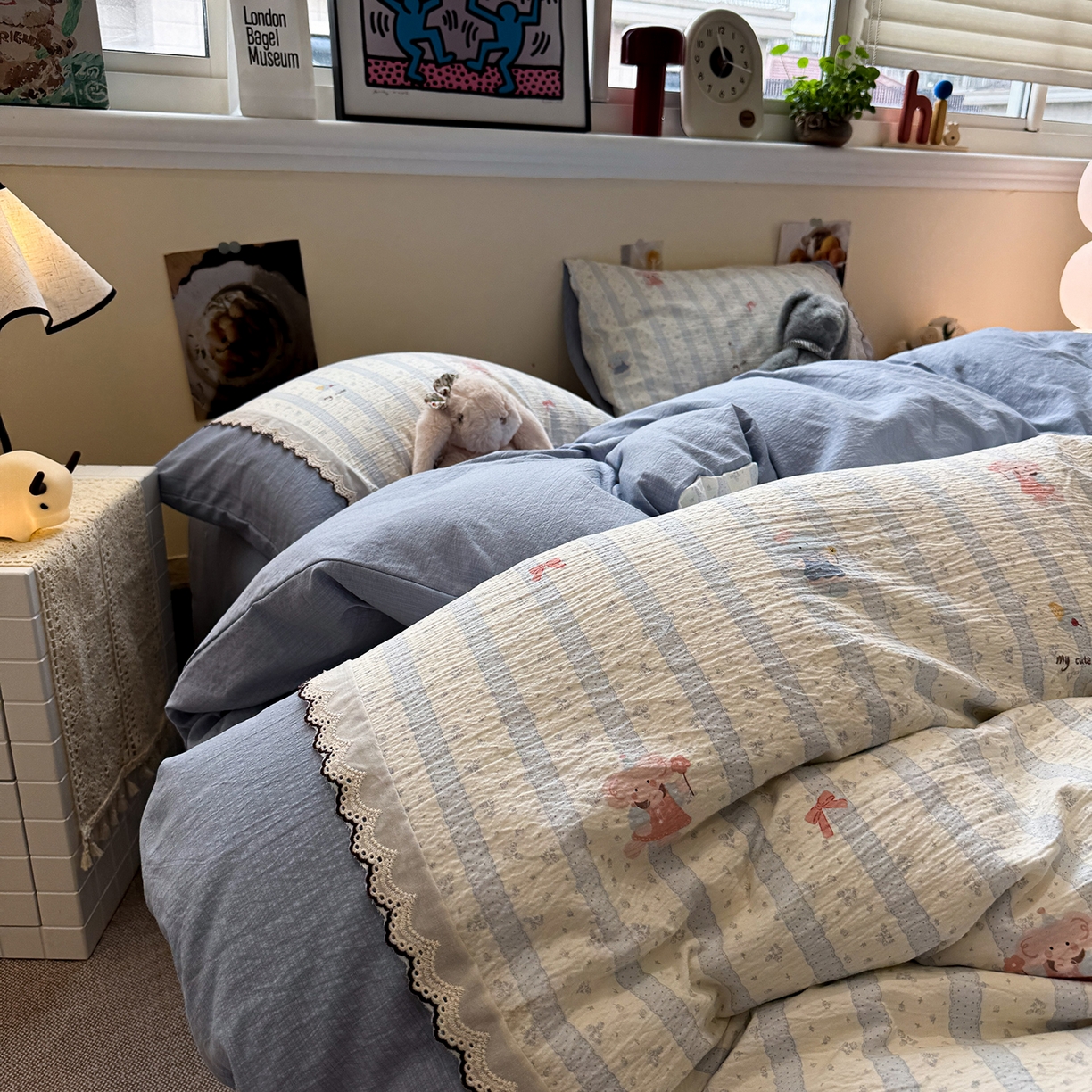 91家纺网 家纺一手货源 找家纺 水墨江南 2025新款云感皱皱纱全棉花边四件套-场景二 花边款-绒绒象