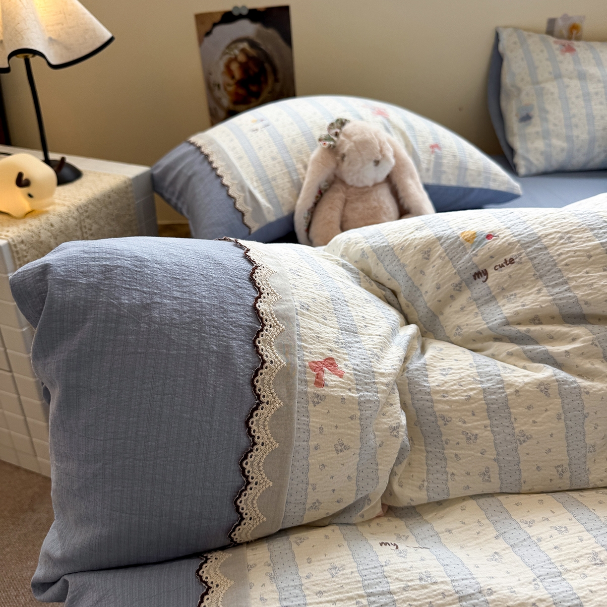 91家纺网 家纺一手货源 找家纺 水墨江南 2025新款云感皱皱纱全棉花边四件套-场景二 花边款-绒绒象