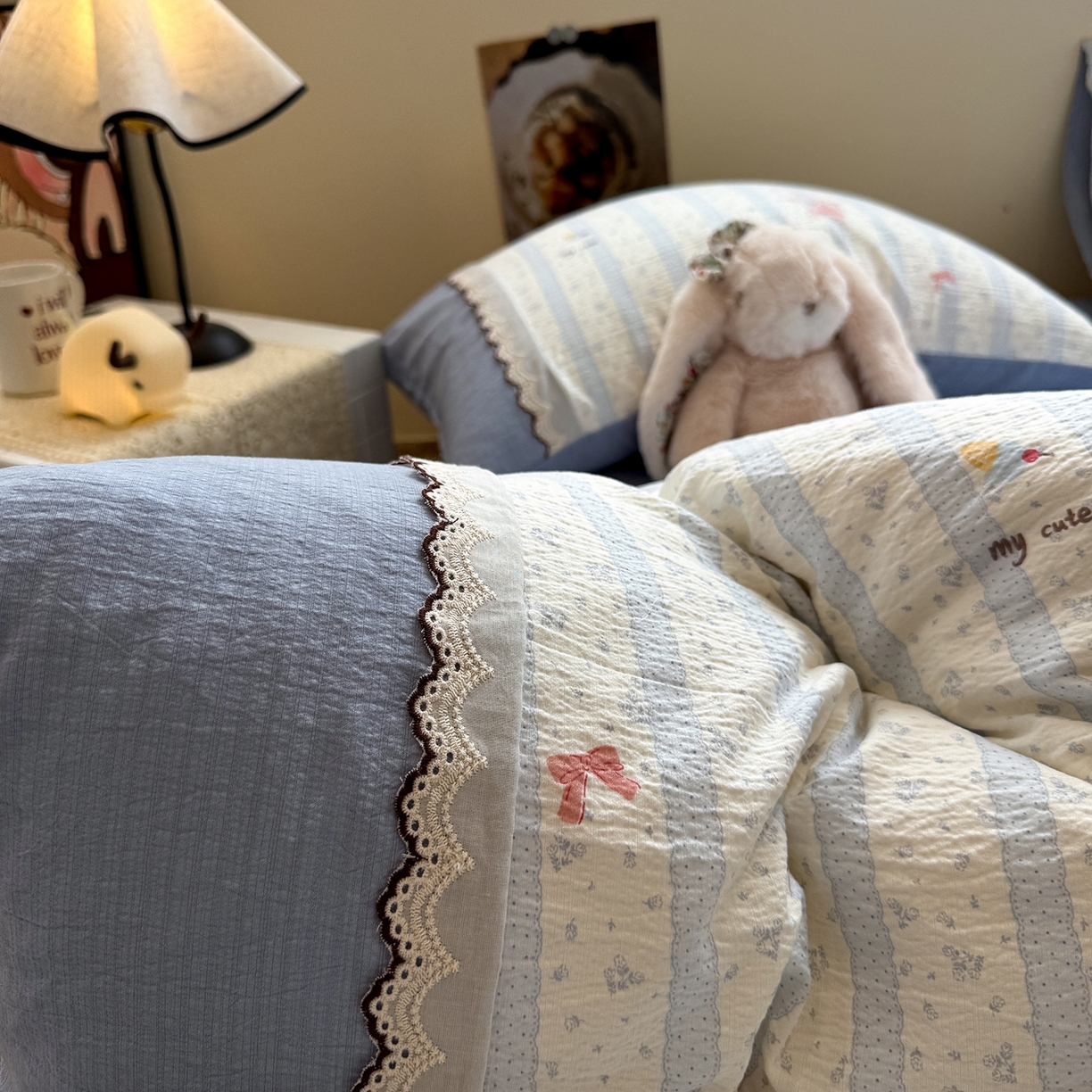 91家纺网 家纺一手货源 找家纺 水墨江南 2025新款云感皱皱纱全棉花边四件套-场景二 花边款-绒绒象