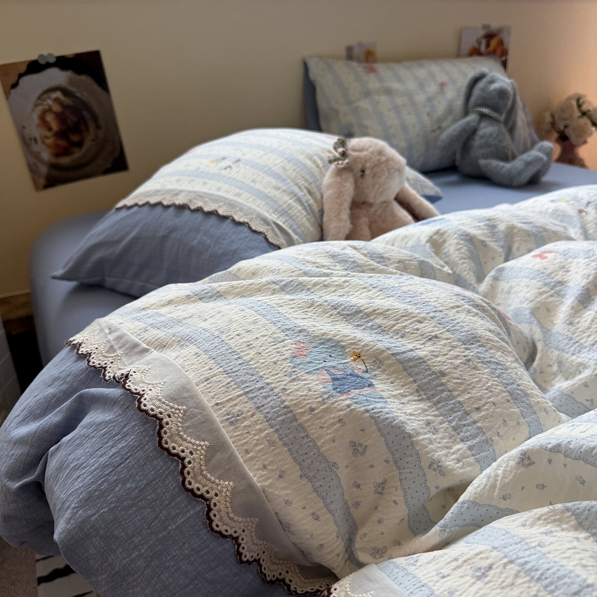 91家纺网 家纺一手货源 找家纺 水墨江南 2025新款云感皱皱纱全棉花边四件套-场景二 花边款-绒绒象