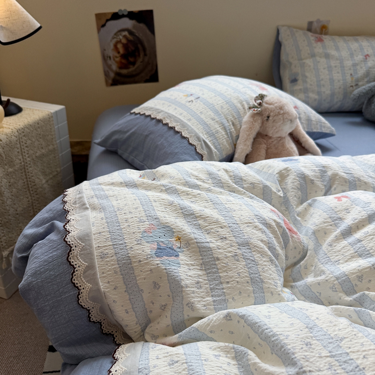 91家纺网 家纺一手货源 找家纺 水墨江南 2025新款云感皱皱纱全棉花边四件套-场景二 花边款-绒绒象