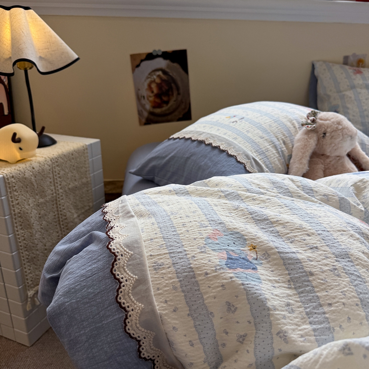 91家纺网 家纺一手货源 找家纺 水墨江南 2025新款云感皱皱纱全棉花边四件套-场景二 花边款-绒绒象