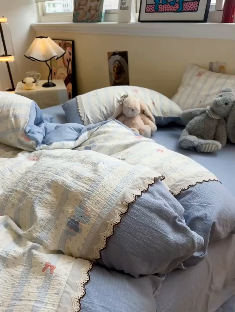 91家纺网 家纺一手货源 找家纺 水墨江南 2025新款云感皱皱纱全棉花边四件套-场景二 花边款-绒绒象