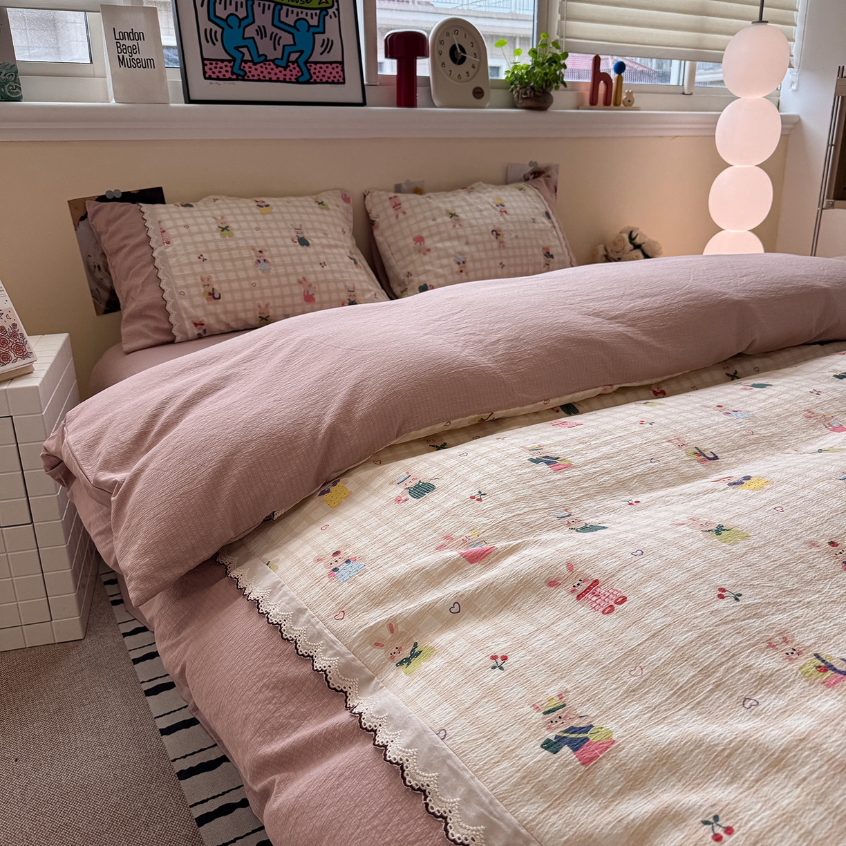 91家纺网 家纺一手货源 找家纺 水墨江南 2025新款云感皱皱纱全棉花边四件套-场景二 花边款-兔宝宝