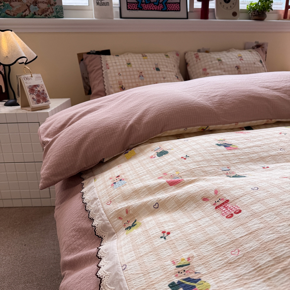 91家纺网 家纺一手货源 找家纺 水墨江南 2025新款云感皱皱纱全棉花边四件套-场景二 花边款-兔宝宝