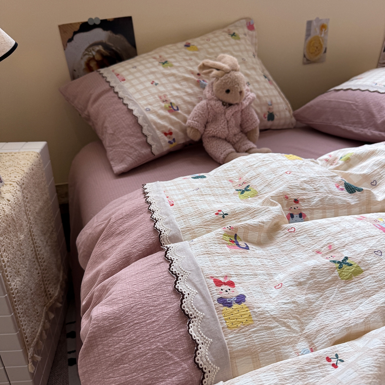 91家纺网 家纺一手货源 找家纺 水墨江南 2025新款云感皱皱纱全棉花边四件套-场景二 花边款-兔宝宝