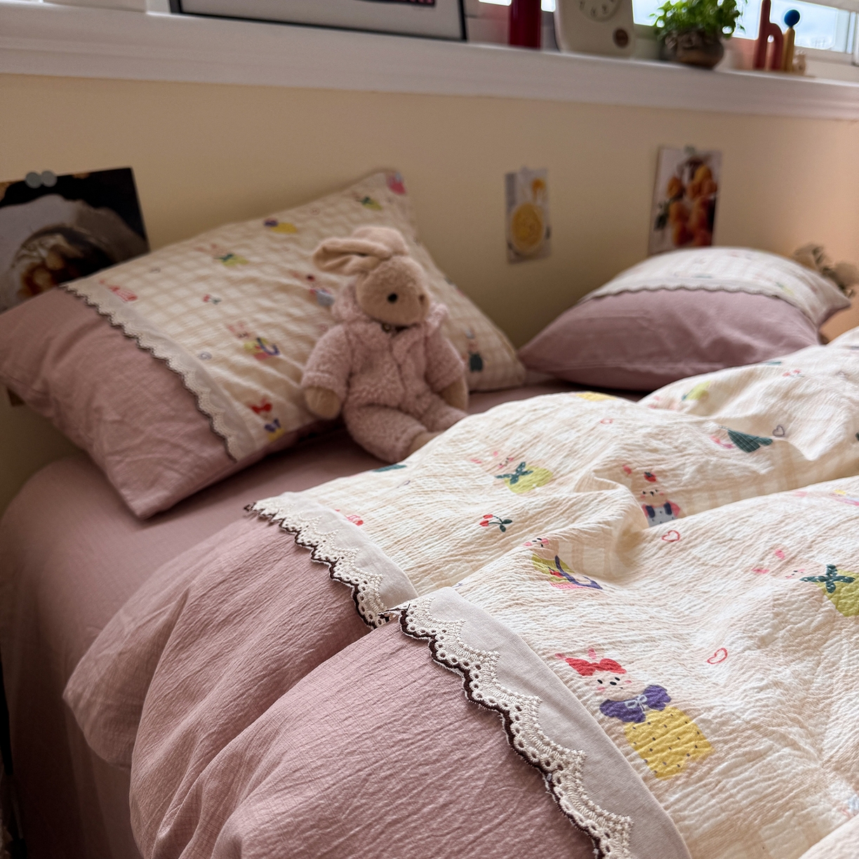 91家纺网 家纺一手货源 找家纺 水墨江南 2025新款云感皱皱纱全棉花边四件套-场景二 花边款-兔宝宝